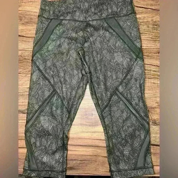 Lululemon Cool to Street Crop Leggings With Mesh Panels Size 6 Green Leaf Print - Picture 3 of 4